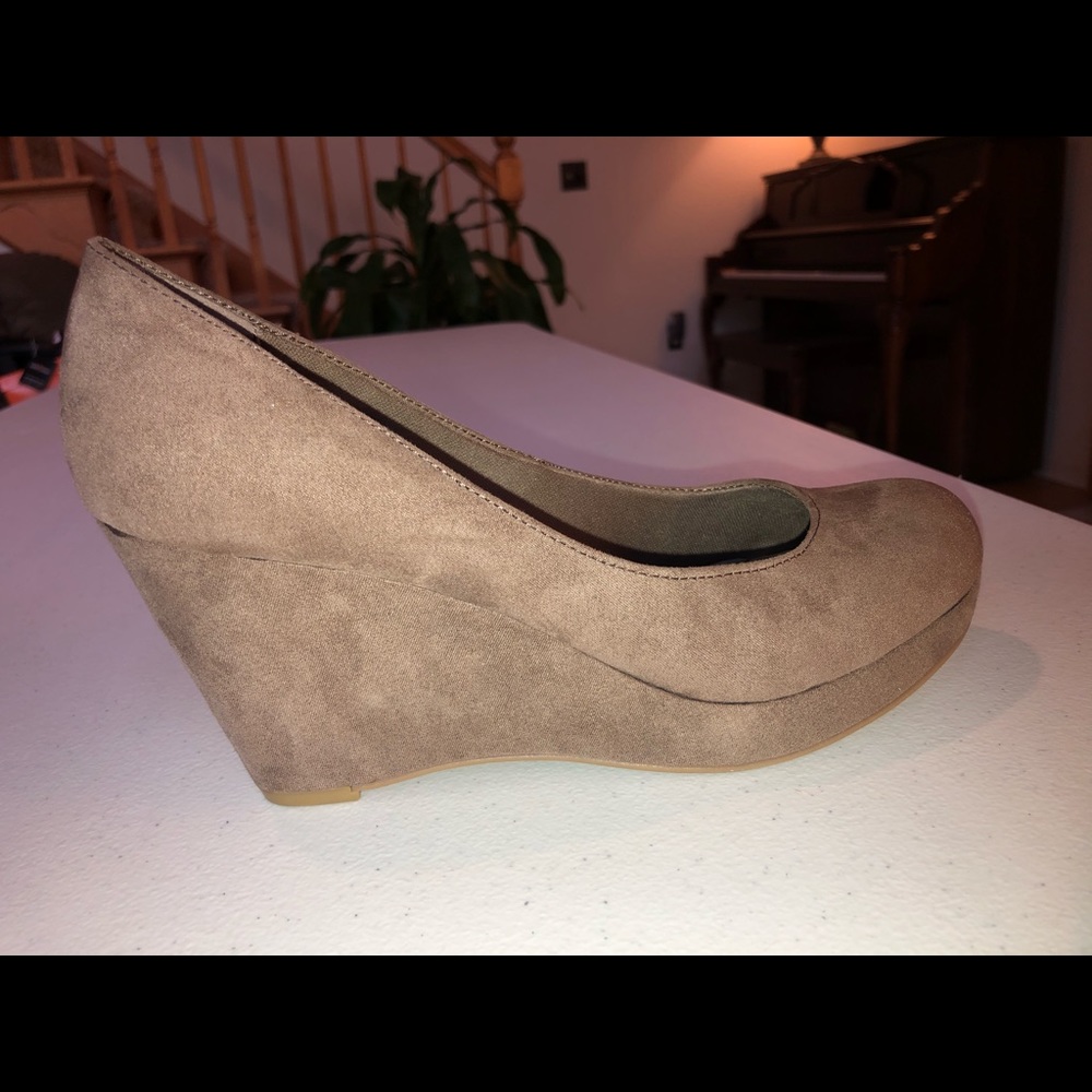 Brand New Brown wedge women’s dress shoe. Size 8.5